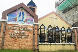 'Simbang Gabi' gift-giving in Tacloban church 